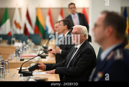 Valletta, Malta. 07th Ott 2022. Il presidente federale Frank-Walter Steinmeier incontra i rappresentanti dell'Agenzia europea per l'asilo. Oltre ai colloqui bilaterali, il programma prevede una visita all'Istituto culturale tedesco-maltese e uno scambio con le autorità locali sulle questioni relative all'immigrazione e all'asilo. Credit: Britten/dpa/Alamy Live News Foto Stock