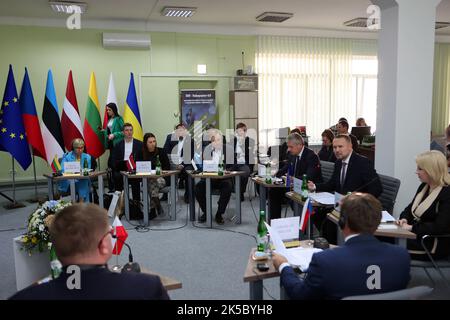 IVANO-FRANKIVSK, UCRAINA - 06 OTTOBRE 2022 - i partecipanti all'incontro delle delegazioni dei Ministri dell'Istruzione di Polonia, Repubblica Ceca, Estonia, Lettonia, Lituania e Ucraina si trovano presso l'Università Nazionale di Vasyl Stefanyk Precarpazi, Ivano-Frankivsk, Ucraina occidentale. Foto Stock