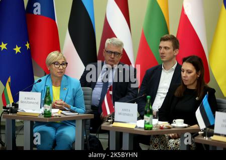 IVANO-FRANKIVSK, UCRAINA - 06 OTTOBRE 2022 - il Ministro dell'Istruzione, della Scienza e dello Sport della Lituania Jurgita Siugzdiniene (L) e il Ministro dell'Istruzione e della Scienza della Repubblica di Lettonia Anita Muizniece si sono visti durante la riunione delle delegazioni dei Ministri dell'Istruzione della Polonia, della Repubblica ceca, dell'Estonia, della Lettonia, Lituania e Ucraina all'Università Nazionale di Vasyl Stefanyk Precarpathian, Ivano-Frankivsk, Ucraina occidentale. Foto Stock