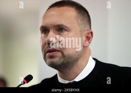 IVANO-FRANKIVSK, UCRAINA - 06 OTTOBRE 2022 - il Ministro dell'Istruzione e della Scienza dell'Ucraina Serhii Shkarlet interviene durante l'incontro delle delegazioni dei Ministri dell'Istruzione di Polonia, Repubblica Ceca, Estonia, Lettonia, Lituania e Ucraina presso l'Università Nazionale Precarpazia Vasyl Stefanyk, Ivano-Frankivsk, Ucraina occidentale. Foto Stock