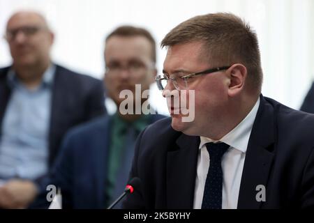 IVANO-FRANKIVSK, UCRAINA - 06 OTTOBRE 2022 - il Vice Ministro dell'Istruzione e della Scienza della Polonia Tomasz Rzymkowski interviene durante l'incontro delle delegazioni dei Ministri dell'Istruzione di Polonia, Repubblica Ceca, Estonia, Lettonia, Lituania e Ucraina presso l'Università Nazionale Precarpazia di Vasyl Stefanyk, Ivano-Frankivsk, Ucraina occidentale. Foto Stock