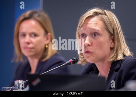 Federazione Vallonia - Bruxelles Ministro dell'Istruzione obbligatoria Caroline Desir e Federazione Vallonia - Bruxelles Ministro dell'Infanzia, della Cultura e dei Media Benedicte Linard ha illustrato venerdì 07 ottobre 2022 a Bruxelles, nel corso di una conferenza stampa sulla conclusione dei lavori di bilancio della Federazione Vallonia-Bruxelles. FOTO DI BELGA NICOLAS MAETERLINCK Foto Stock