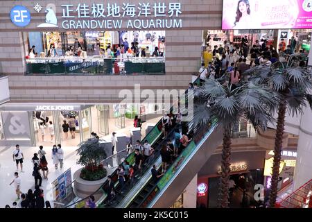 Pechino, provincia cinese di Guangdong. 6th Ott 2022. I clienti visitano un centro commerciale nella zona commerciale di Tianhe Road a Guangzhou, nella provincia di Guangdong, nel sud della Cina, il 6 ottobre 2022. Credit: Notizie dal vivo su Huang Guobao/Xinhua/Alamy Foto Stock