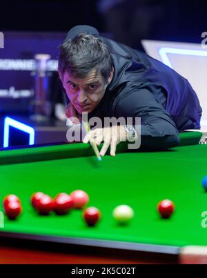 Hong Kong, Cina. 07th Ott 2022. Ronnie o'Sullivan e ng on-yee World No1 Ronnie o'Sullivan (nella foto) dall'Inghilterra batte il campione locale di Hong Kong ng on-yee nella loro partita di apertura dell'Hong Kong Masters Snooker 2022. Il torneo che si gioca all'Hong Kong Coliseum vede i 5 migliori giocatori al mondo confrontarsi con talenti locali. Alamy Live Sport/Jayne Russell Credit: Jayne Russell/Alamy Live News Foto Stock