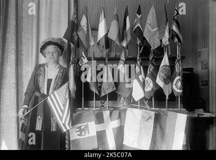 Sig.ra Carrie Chapman Catt con bandiere di 22 Nazioni, 1917. Il difensore del suffragio femminile americano, presidente della National American Woman Suffrage Association, ha fondato la Lega delle votanti femminili, coinvolta nel Comitato d'azione delle Donne per la vittoria e la pace duratura, dedicato a sostenere l'idea delle Nazioni Unite. Foto Stock