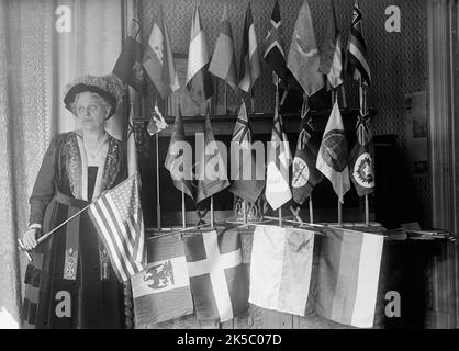 Sig.ra Carrie Chapman Catt con bandiere di 22 Nazioni, 1917. Il difensore del suffragio femminile americano, presidente della National American Woman Suffrage Association, ha fondato la Lega delle votanti femminili, coinvolta nel Comitato d'azione delle Donne per la vittoria e la pace duratura, dedicato a sostenere l'idea delle Nazioni Unite. Foto Stock