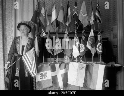 Sig.ra Carrie Chapman Catt con bandiere di 22 Nazioni, 1917. Il difensore del suffragio femminile americano, presidente della National American Woman Suffrage Association, ha fondato la Lega delle votanti femminili, coinvolta nel Comitato d'azione delle Donne per la vittoria e la pace duratura, dedicato a sostenere l'idea delle Nazioni Unite. Foto Stock