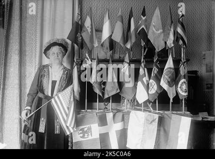 Sig.ra Carrie Chapman Catt con bandiere di 22 Nazioni, 1917. Il difensore del suffragio femminile americano, presidente della National American Woman Suffrage Association, ha fondato la Lega delle votanti femminili, coinvolta nel Comitato d'azione delle Donne per la vittoria e la pace duratura, dedicato a sostenere l'idea delle Nazioni Unite. Foto Stock