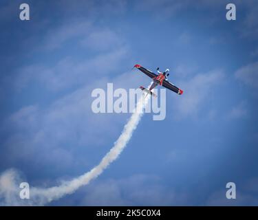 Il leggendario Rob Holland, con fumo acceso, si esibisce al Miramar Airshow 2022 a San Diego, California. Foto Stock