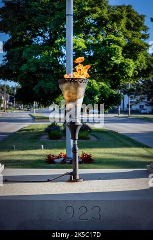 Il Soldiers and Sailors Monument, meglio conosciuto come The Eternal Flame, fu dedicato il 11 novembre 1923 a Manitowoc, Wisconsin. Foto Stock