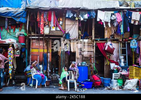 Mumbai, Maharashtra, India : le donne si siedono fuori casa in una baraccopoli nel quartiere di Byculla. Foto Stock