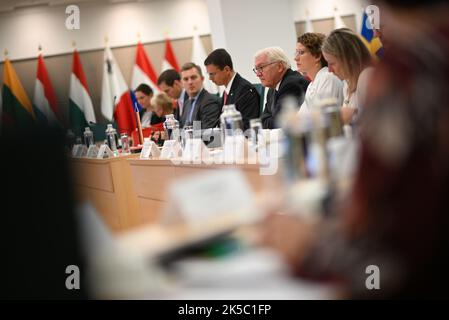 Valletta, Malta. 07th Ott 2022. Il presidente federale Frank-Walter Steinmeier incontra i rappresentanti dell'Agenzia europea per l'asilo. Oltre ai colloqui bilaterali, il programma prevede una visita all'Istituto culturale tedesco-maltese e uno scambio con le autorità locali sulle questioni relative all'immigrazione e all'asilo. Credit: Britten/dpa/Alamy Live News Foto Stock