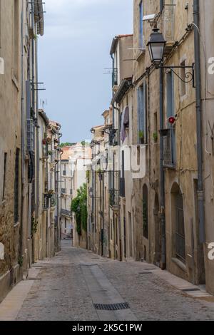 Vista panoramica del paesaggio urbano di una tipica stradina acciottolata con edifici antichi nel centro storico di Montpellier, Francia Foto Stock