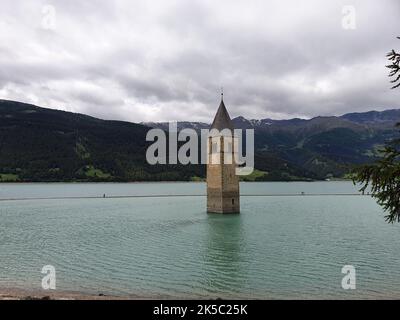 Il campanile di Curon si sommerse nel lago di Resia nella Val Venosta Foto Stock