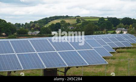 Pannelli solari installati su terreni agricoli nel Devon nel Regno Unito Foto Stock