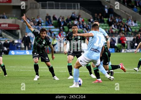 Melbourne, Australia, 7 ottobre 2022. Andrew Nabbout del Melbourne City FC controlla la palla mentre Tomoki Imai del Western United guarda durante la Partita di calcio maschile della A-League tra Melbourne City e Western United all'AAMI Park il 07 ottobre 2022 a Melbourne, Australia. Credit: Dave Hewison/Speed Media/Alamy Live News Foto Stock