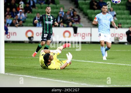 Melbourne, Australia, 7 ottobre 2022. Jamie Young of Western United blocca la palla durante la partita di calcio maschile della A-League tra Melbourne City e Western United all'AAMI Park il 07 ottobre 2022 a Melbourne, Australia. Credit: Dave Hewison/Speed Media/Alamy Live News Foto Stock