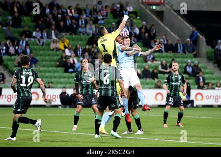 Melbourne, Australia, 7 ottobre 2022. Jamie Young of Western United blocca la palla durante la partita di calcio maschile della A-League tra Melbourne City e Western United all'AAMI Park il 07 ottobre 2022 a Melbourne, Australia. Credit: Dave Hewison/Speed Media/Alamy Live News Foto Stock