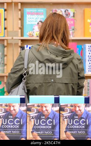 Cheltenham, Gloucestershire, Regno Unito – Venerdì 7th ottobre 2022 – Un visitatore sfoglierà i nuovi libri nella libreria del Festival il giorno di apertura di quest'anno Cheltenham Literature Festival – il Festival si svolge fino a domenica 16th ottobre 2022. Foto Steven Maggio / Alamy Live News Foto Stock