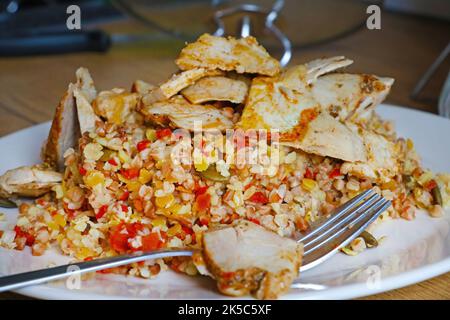 pezzi di carne con porridge su un piatto Foto Stock