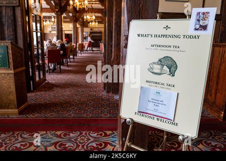 Waterton, Alberta, Canada - 5 luglio 2022: Cartello per il tè pomeridiano presso l'hotel storico Prince of Wales, nel Parco Nazionale dei laghi di Waterton Foto Stock