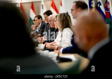 Valletta, Malta. 07th Ott 2022. Il presidente federale Frank-Walter Steinmeier incontra i rappresentanti dell'Agenzia europea per l'asilo. Oltre ai colloqui bilaterali, il programma prevede una visita all'Istituto culturale tedesco-maltese e uno scambio con le autorità locali sulle questioni relative all'immigrazione e all'asilo. Credit: Britten/dpa/Alamy Live News Foto Stock