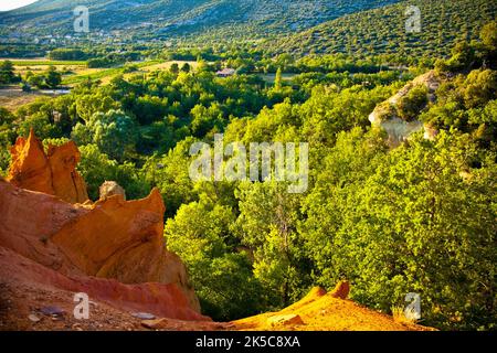 Paesaggio nel Colorado provenzale a Rustrel in Provenza in Francia Foto Stock