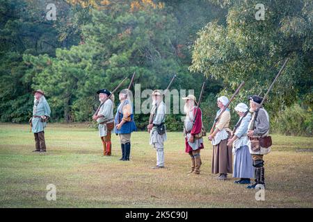 I membri della Overmountain Victory Trail Association stanno tenendo fucili. Foto Stock