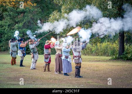 I membri della Overmountain Victory Trail Association sparano un campo da pallavolo presso il Cowpens National Battlefield, South Carolina. Foto Stock