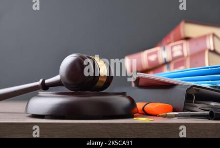 Concetto di studio di carriera legale con libri e strumenti di classe e gavel su tavola di legno e sfondo scuro isolato. Vista frontale. Foto Stock