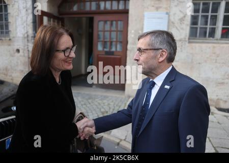 Jena, Germania. 07th Ott 2022. Irina Scherbakova (l) è salutata da Walter Rosenthal, presidente della Friedrich Schiller University, prima di una conferenza stampa alla Friedrich Schiller University. È co-fondatrice di Memorial. Quest'anno, il Premio Nobel per la pace va in parti uguali all'avvocato Bialiatski (Bielorussia), al Centro per le libertà civili (Ucraina) e al Memoriale delle organizzazioni per i diritti umani (Russia). Il co-fondatore di Memorial, Prof. Irina Scherbakowa, attualmente detiene una cattedra di visita presso la Friedrich Schiller University di Jena. Credit: Bodo Schackow/dpa/Alamy Live News Foto Stock