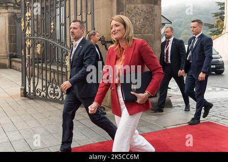 Praga, Repubblica Ceca. 07th Ott 2022. Il Presidente del Parlamento europeo Roberta Metsola arriva prima dell'inizio della riunione informale del Consiglio europeo di Praga. I principali punti discussi durante l'incontro sono la guerra in Ucraina, la situazione energetica ed economica in Europa. Credit: SOPA Images Limited/Alamy Live News Foto Stock