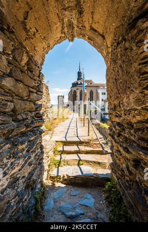 Fortificazione medievale della città di Oberwesel, con mura cittadine e torre di bue, parte della Valle dell'Alto Reno, patrimonio dell'umanità dell'UNESCO, Foto Stock