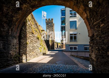 Ospitalialassenturm a Oberwesel sul Medio Reno, visto attraverso un sottopassaggio sotto la Cappella Madre Rosa, Foto Stock