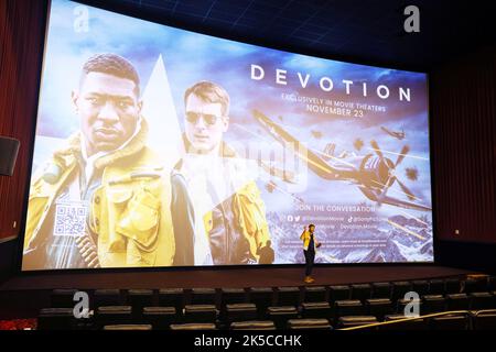 San Francisco, Stati Uniti. 06th Ott 2022. J.D. Dillard parla sul palco durante lo Special Screening of Sony Films 'Devotion' presso i San Francisco Westfield Century Theaters il 7 ottobre 2022 a San Francisco, California. Foto: Michael Pegram/imageSPACE per Sony Pictures /Sipa USA Credit: Sipa USA/Alamy Live News Foto Stock