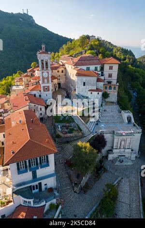 Veduta aerea di Santa Maria del Monte e delle cappelle della via sacra durante il tramonto estivo. Sacro Monte di Varese, Varese, Lombardia, Italia. Foto Stock