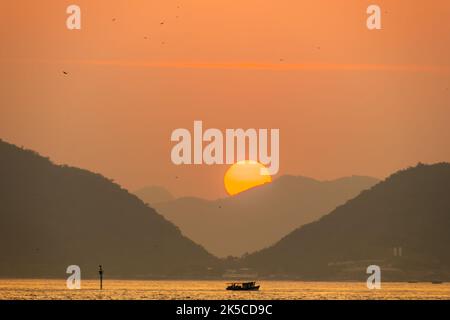 alba sulla spiaggia rossa di Urca a Rio de Janeiro Brasile. Foto Stock