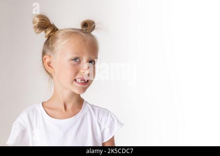 primo piano ritratto di una bambina senza denti anteriori Foto Stock