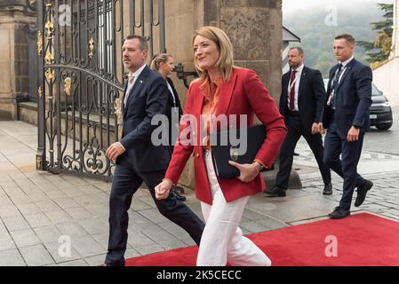 Praga, Repubblica Ceca. 07th Ott 2022. Il Presidente del Parlamento europeo Roberta Metsola arriva prima dell'inizio della riunione informale del Consiglio europeo di Praga. I principali punti discussi durante l'incontro sono la guerra in Ucraina, la situazione energetica ed economica in Europa. (Foto di Tomas Tkacik/SOPA Images/Sipa USA) Credit: Sipa USA/Alamy Live News Foto Stock