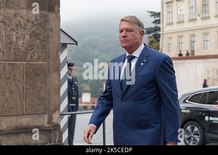 Praga, Repubblica Ceca. 07th Ott 2022. Il Presidente della Romania Klaus Iohannis arriva prima del Consiglio europeo informale di Praga. I principali punti discussi durante l'incontro sono la guerra in Ucraina, la situazione energetica ed economica in Europa. (Foto di Tomas Tkacik/SOPA Images/Sipa USA) Credit: Sipa USA/Alamy Live News Foto Stock