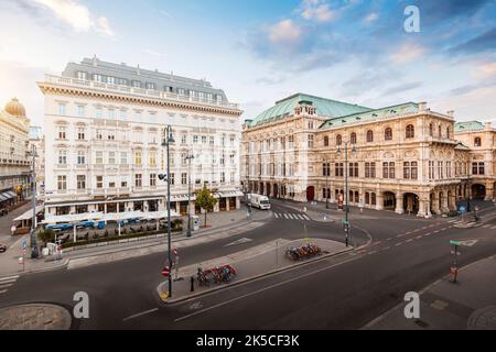Mattina all'Hotel Sacher e al Teatro dell'Opera di Vienna, Austria Foto Stock
