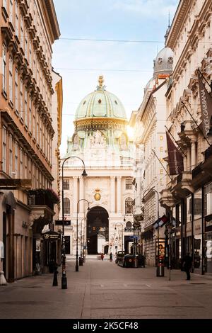 A Kohlmarkt, nel centro di Vienna, con vista sull'Hofburg, Austria Foto Stock