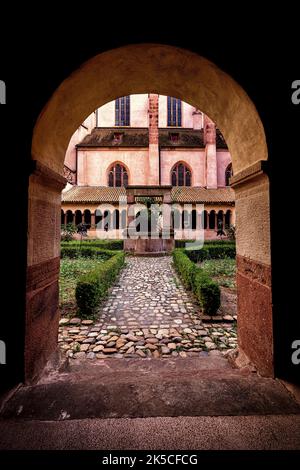 Fontana e chiostro della chiesa Saint-Pierre-le-Jeune protestante. Strasburgo, Alsazia, Francia. Foto Stock