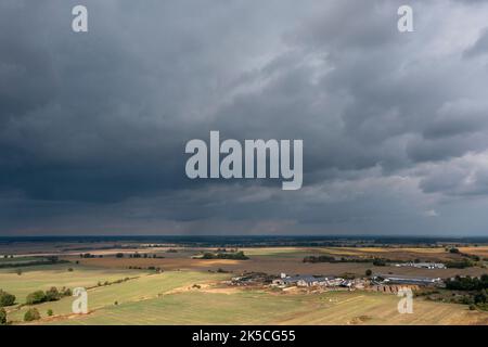 Nuvole di pioggia oscure passano sopra il Fläming nella Sassonia-Anhalt orientale, Leitzkau, Sassonia-Anhalt, Germania Foto Stock