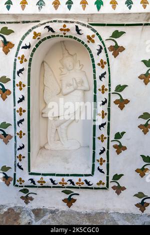 Figure del Dio, la grande torre del tempiale, Phra Prang, Wat Arun, il tempiale dell'alba, Bangkok, Thailandia, Asia Foto Stock