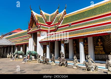 Sculture in pietra, galleria con Buddha seduti, Wat Arun, Tempio dell'Alba, Bangkok, Thailandia, Asia Foto Stock