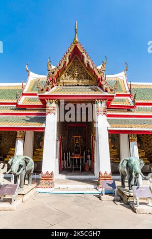 Sculture in pietra, galleria con Buddha seduti, Wat Arun, Tempio dell'Alba, Bangkok, Thailandia, Asia Foto Stock