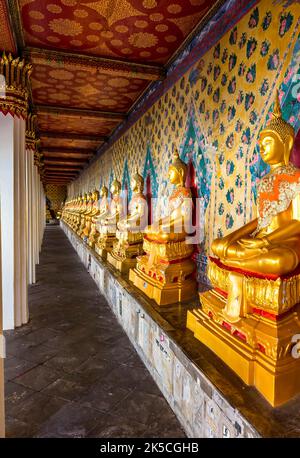 Galleria con Buddha seduti, Wat Arun, Tempio dell'Alba, Bangkok, Thailandia, Asia Foto Stock