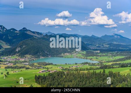 Austria, Tirolo, Kaiserwinkl, Walchsee, Durchholzen, Vista dal parco divertimenti Zahmer Kaiser Foto Stock