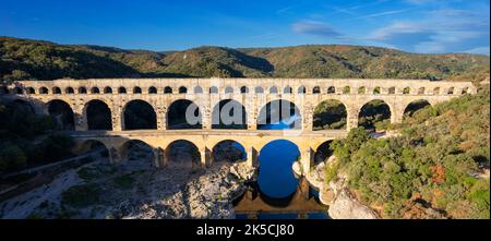 Veduta aerea del famoso Pont du Gard, antico acquedotto romano in Francia, Europa Foto Stock
